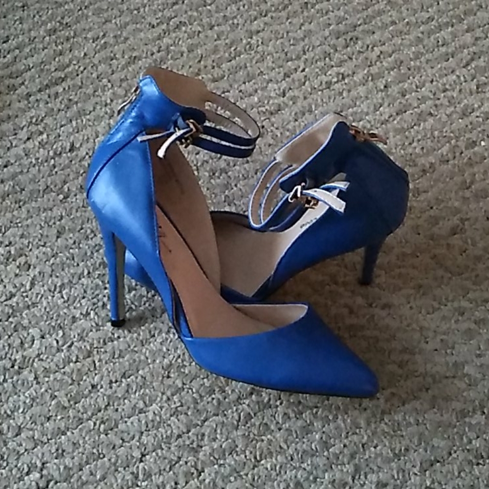 Heels - Picture 2 of 2